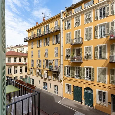 Azur Apartment - Quiet City Center Location By The Sea *