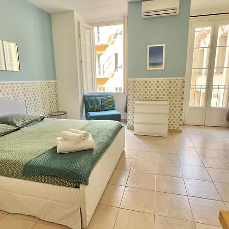 Azur Apartment - Quiet City Center Location By The Sea *